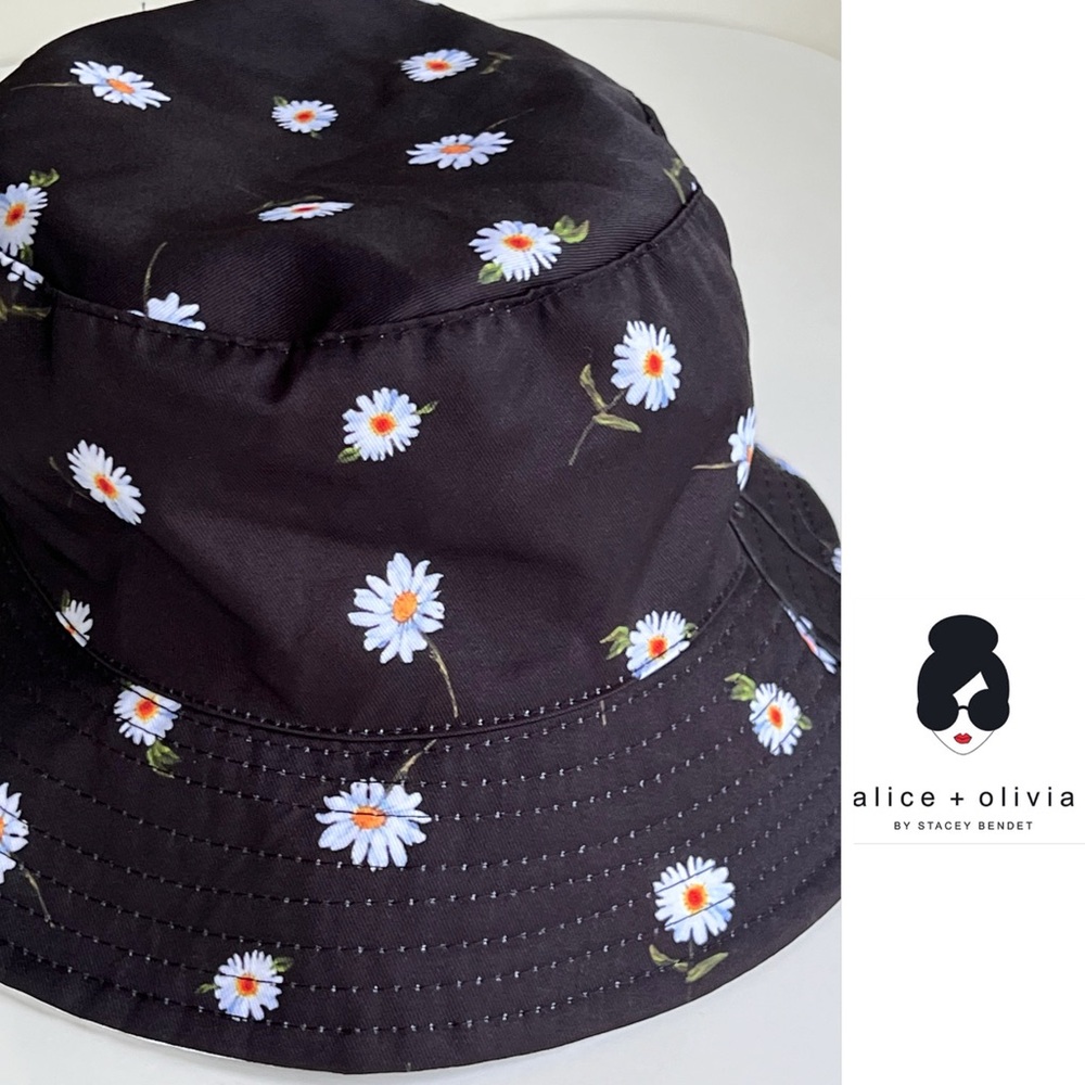 Alice + Olivia New Black White Daisies Y2K Reversible Bucket Hat NWT